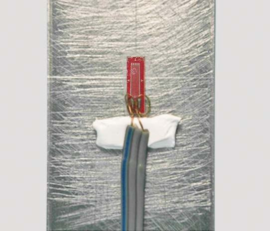 Подкладывание защитной ленты SB для тензорезисторов под провода